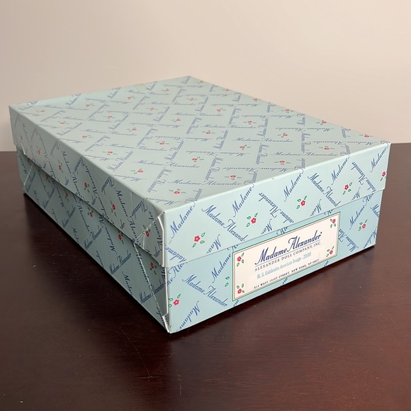 10" Madame Alexander Celebrates American Design #25590 - Picture 7 of 9